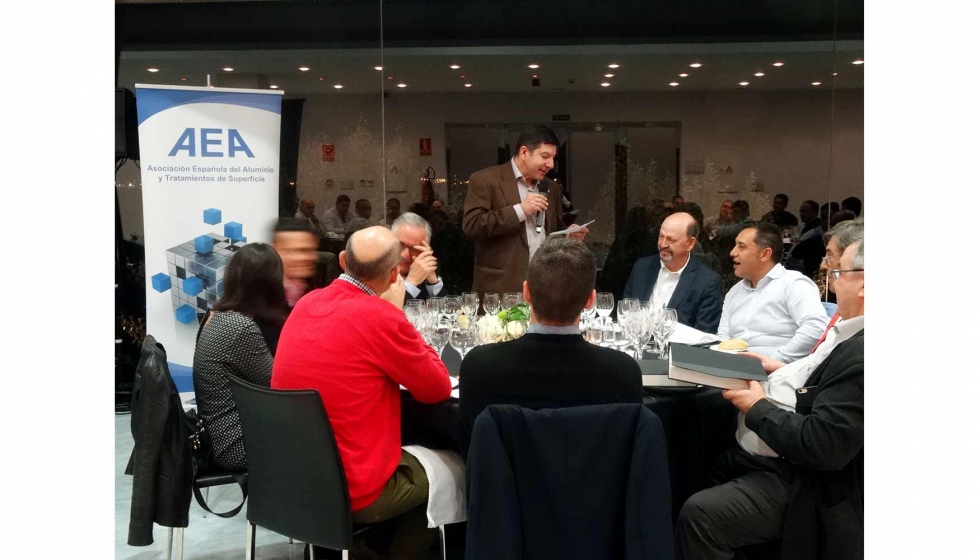 Un momento de la cena con menciones honorficas a miembros destacados de la Junta Directiva de la AEA en voz de Armando Mateos...