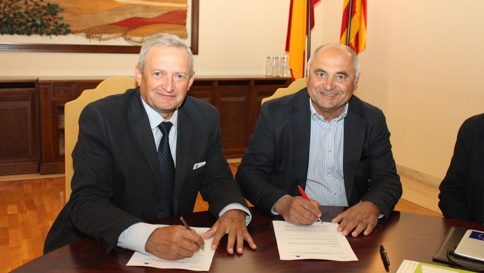 ngel Villafranca y Vicente Monz firmaron el acuerdo en el transcurso de la reunin del consejo rector celebrada en Valencia a finales de marzo...