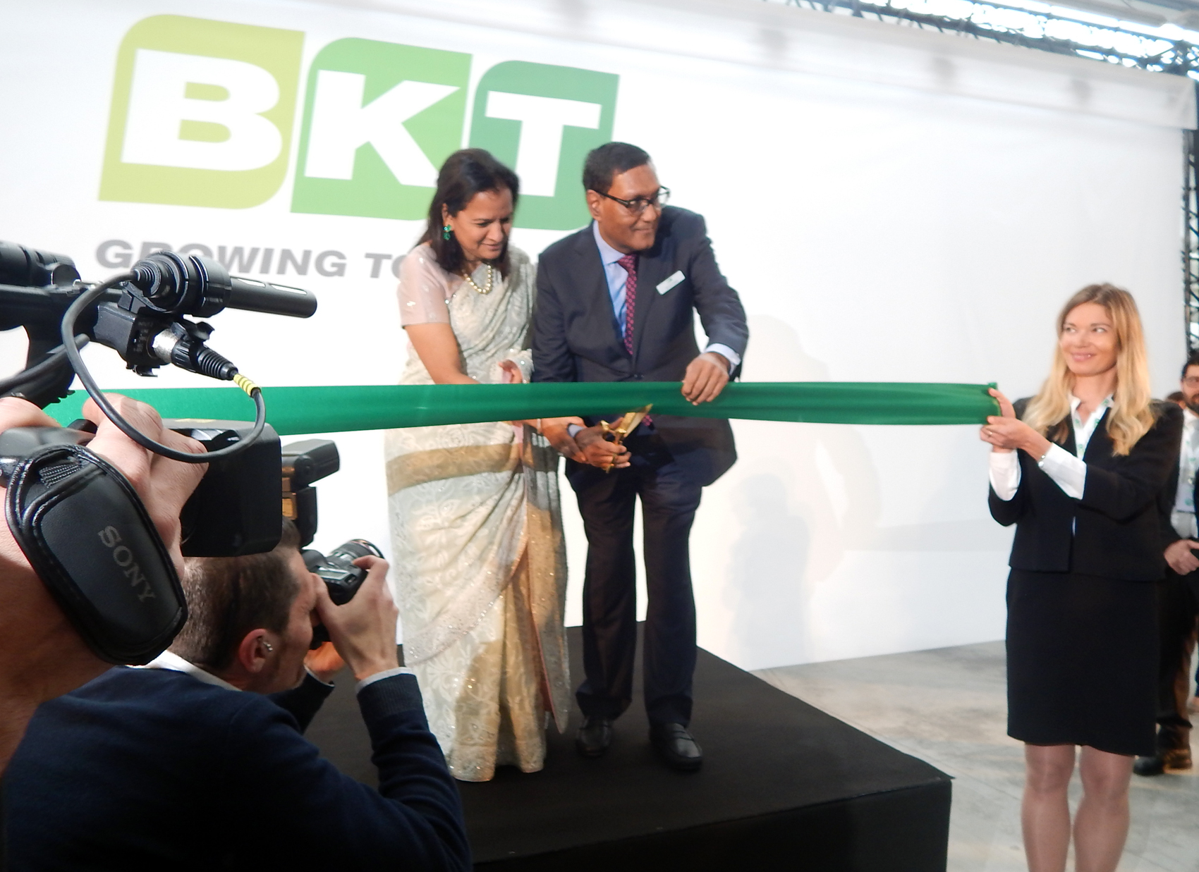 Arvin Poddar, CEO de BKT, junto a su esposa, cortando la banda que inauguraba las nuevas instalaciones europeas de BKT en Seregno...