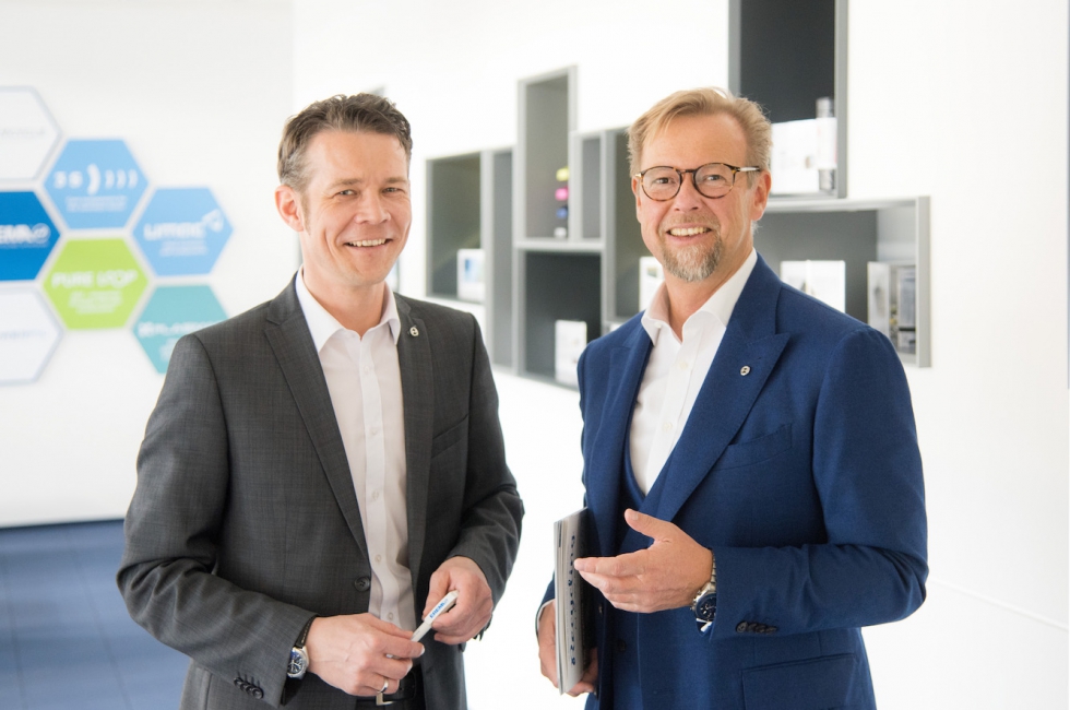 Michael Heitzinger, director general y Markus Huber-Lindinger, director general (ambos de Erema Engineering Recycling Maschinen und Anlagen GmbH)...