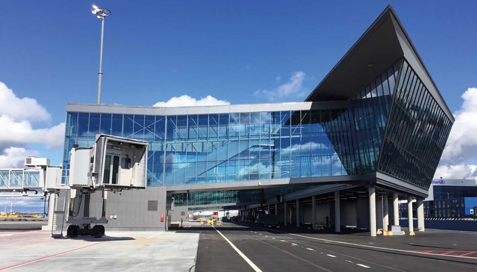 Tanto la fachada como los cristales interiores en la extensin de la Terminal Sur del aeropuerto Helsinki-Vantaa fueron laminados con EVALAM...