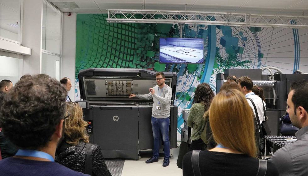 Momento de la visita al rea de impresin 3D en las instalaciones de HP Sant Cugat
