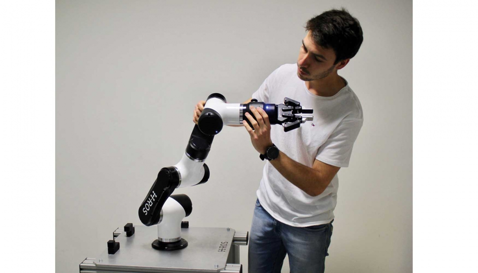 Igor, ingeniero de Acutronic Robotics trabaja con MARA 1