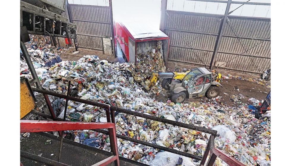 Todos los das, en las instalaciones de la empresa Hndgen, en Swisttal (Alemania), se clasifican 30 camiones de residuos de envases ligeros...