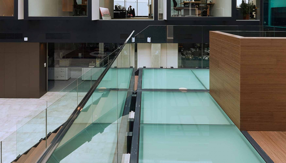 Los vidrios laminados con intercalarios Everlam en oficinas permite disfrutar de un ambiente trmico y acstico ms confortable...