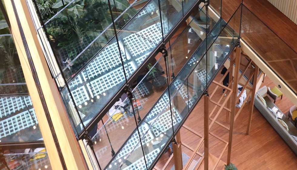Otra perspectiva de los vidrios laminados con PVB Everlam en el hotel Jakarta de msterdam
