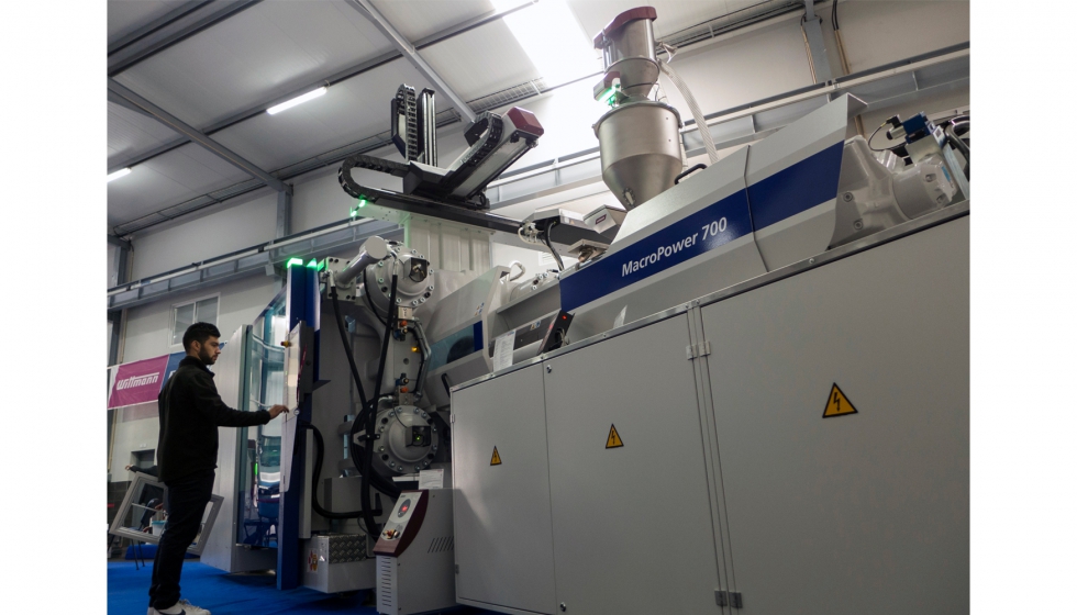 A nova m�quina de inje��o de elevada tonelagem MacroPower 700 T, da Wittmann Battenfeld, esteve em exposi��o durante o 'open house' da Tecnofrias...