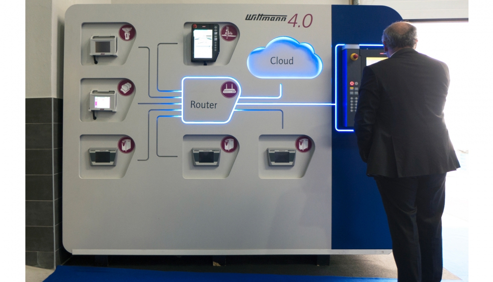 � entrada do evento, um painel iluminado ilustrava o conceito Wittmann 4.0.