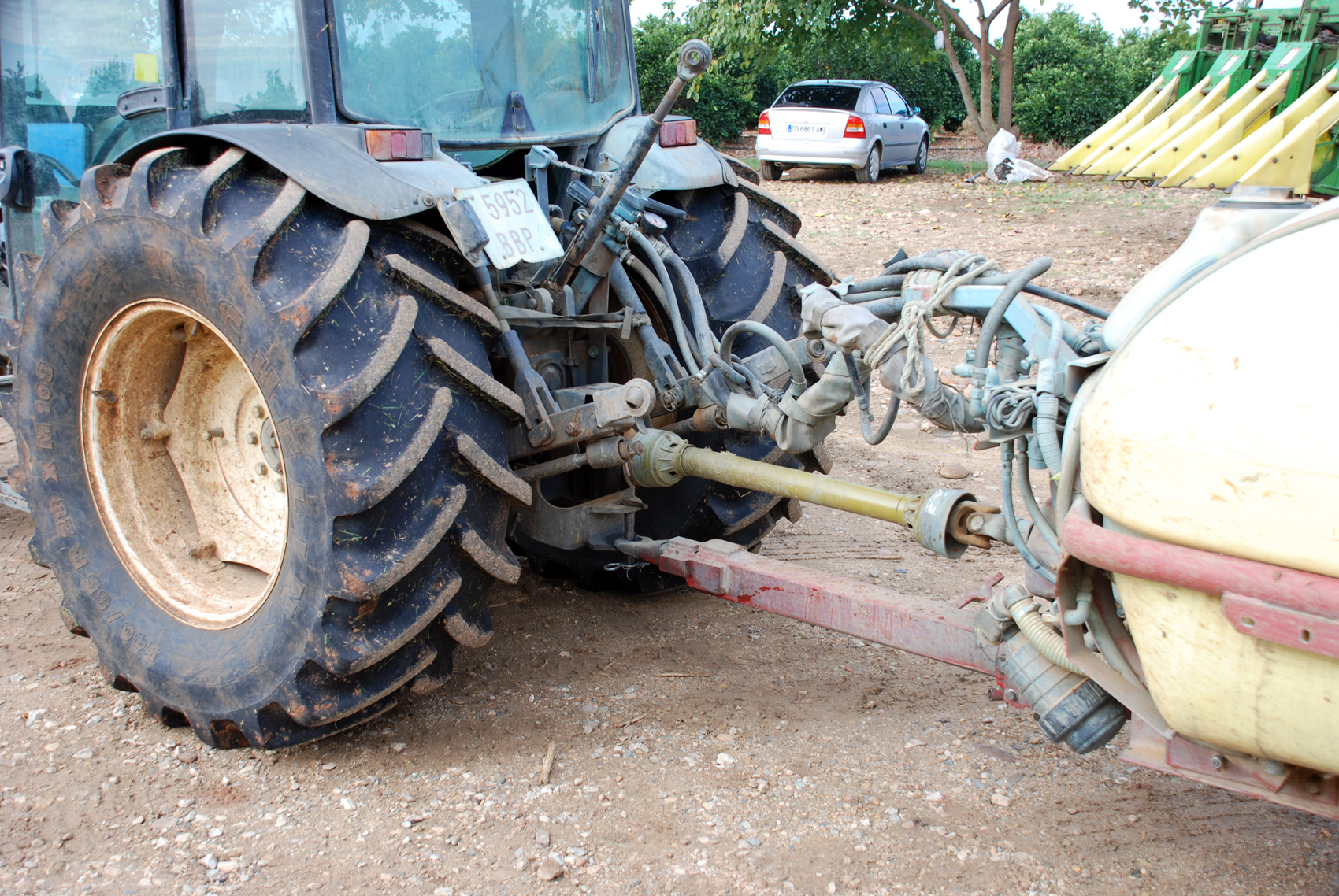 Figura 10. Tractor frutero de un olivar intensivo con neumticos de baja presin