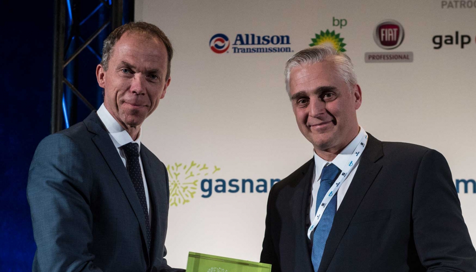 Mathias Carlbaum, vicepresidente ejecutivo de Scania Group, recogi el premio, que fue entregado por Francisco Lpez, presidente de Gasnam...