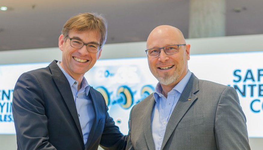 Martin Resch, CEO de Siemens PPAL Suiza y Jorg Mandelatz, director general de Interroll en la firma del acuerdo