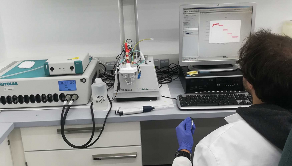 Un miembro del equipo de investigacin analizando las muestras de laboratorio