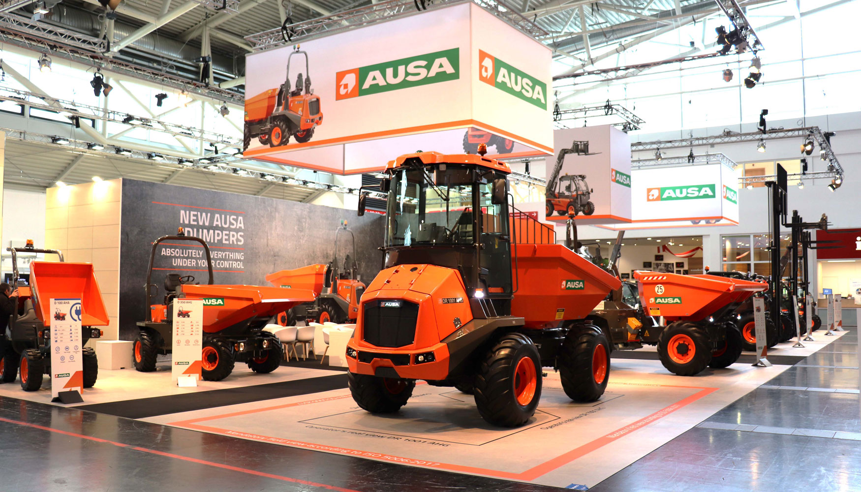 Vista general del stand de Ausa en Bauma con el nuevo dumper DR1001AHG en primer trmino