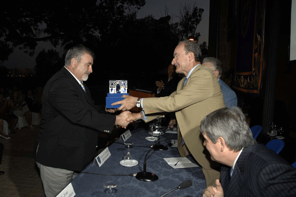Entrega del premio a la mejor empresa familiar de Granada a Antonio Garca Aguilera, Presidente de Sima