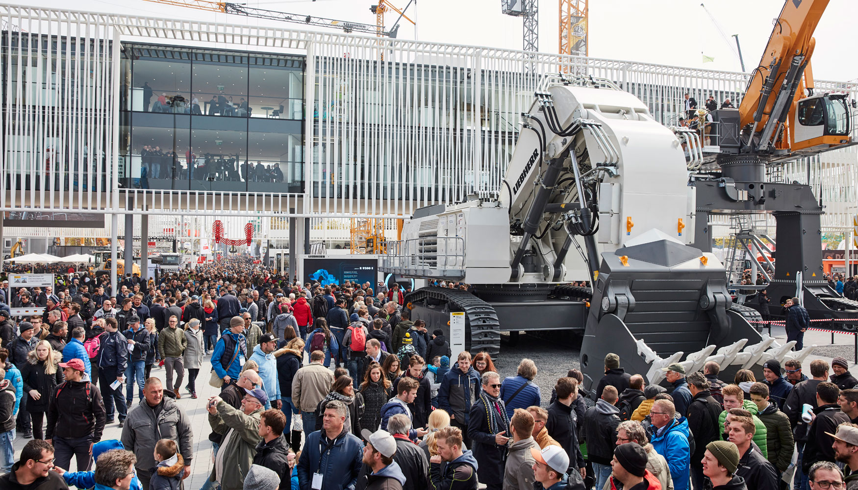 Excavadora R9200 E expuesta en Bauma