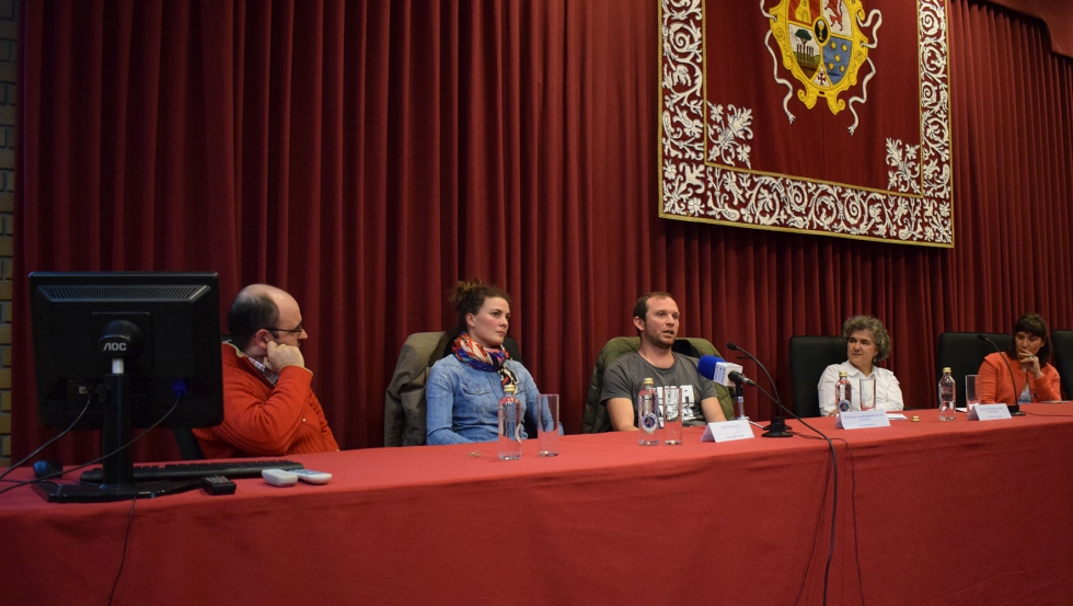 Mesa redonda con jvenes productores contando sus casos de xito