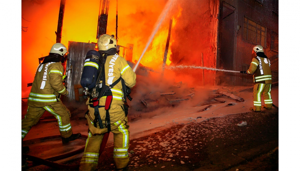 Desde 2002, Kıvan produce y vende ropa de bomberos segn la norma EN 469 para municipios, fuerzas armadas y cuerpos de bomberos...