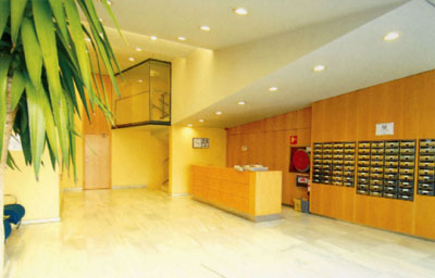 Las oficinas cuentan con una conserjera, 4 ascensores y sala de reuniones, entre otros servicios