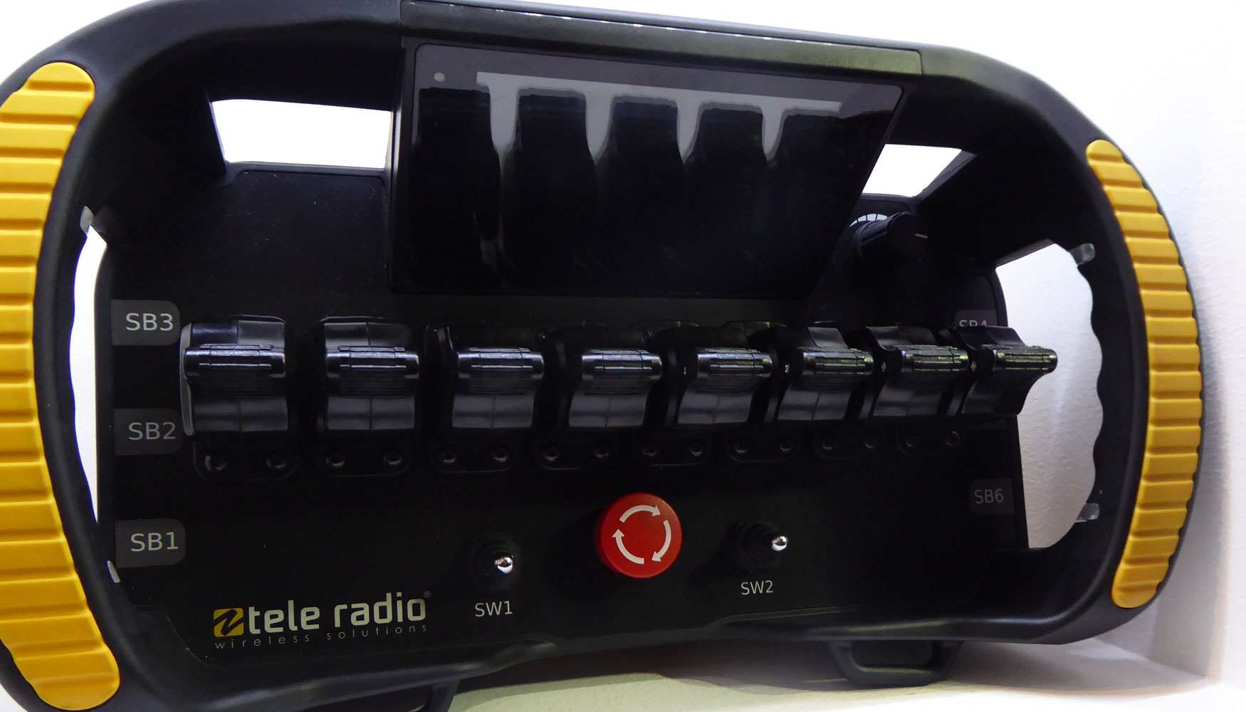Los nuevos equipos de Tele Radio son fieles al nuevo lema de la compaa: 'Safe, Smart, Strong'