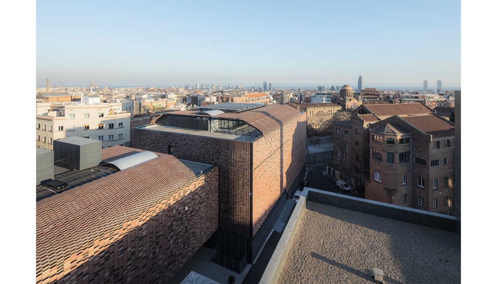 La tonalidad del tejido cermico de Flexbrik de la envolvente del nuevo edificio se integra con el resto del recinto modernista de Sant Pau...