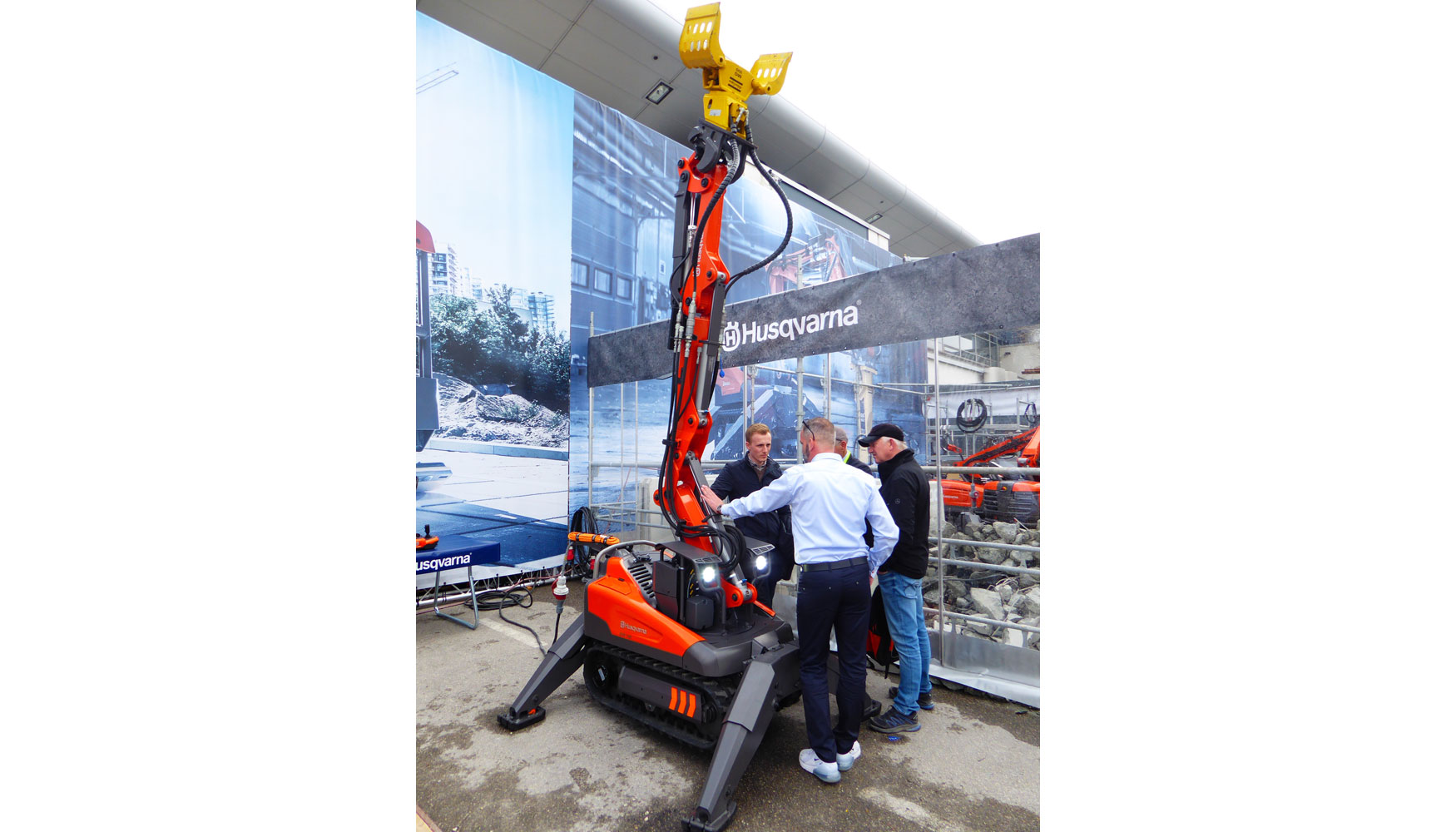 Los robots de demolicin de Husqvarna, presentes en la zona exterior de demostraciones, volvieron a acaparar la atencin de numerosos asistentes...