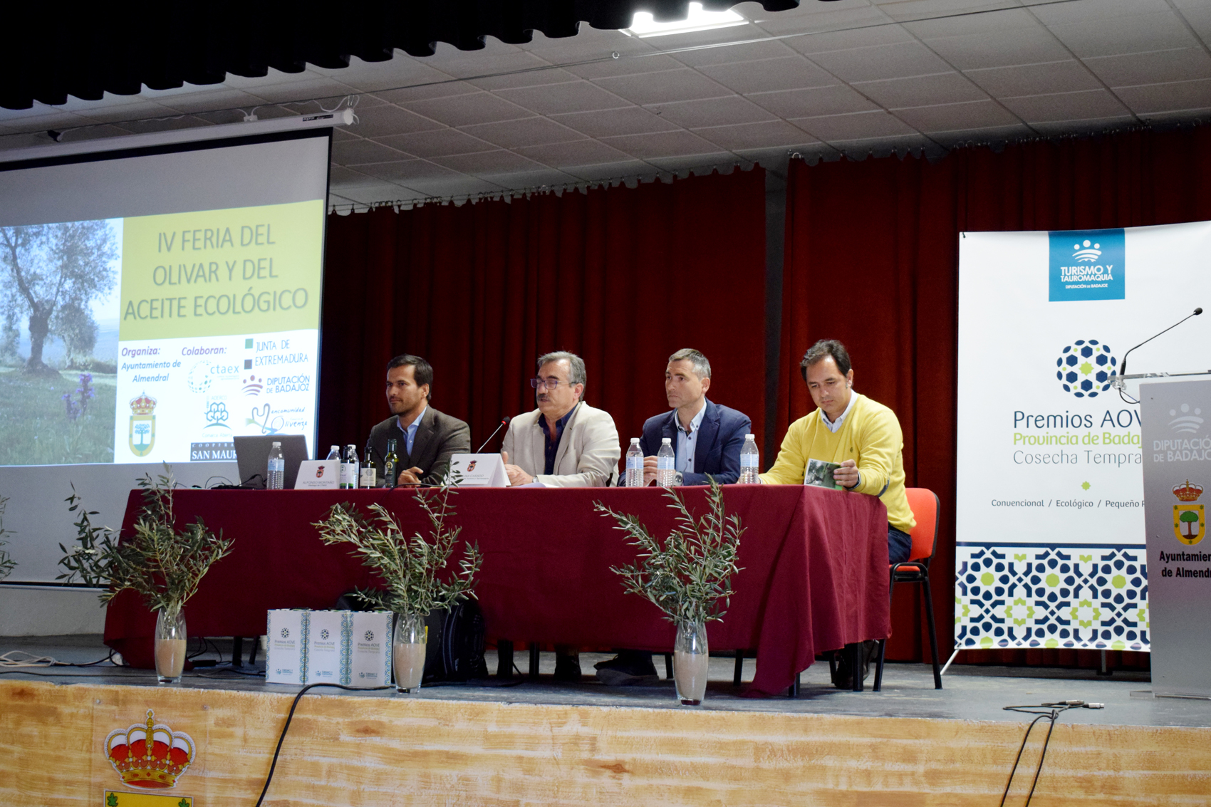 En la mesa redonda final se analizaron los retos que depara el futuro con el gran desarrollo del olivar a ambos lados de Guadiana...