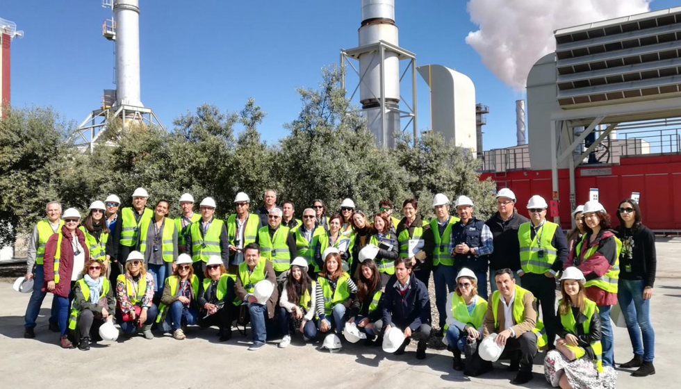 Foto de grupo del Viaje al origen del Aceite de Orujo de Oliva en la planta extractora