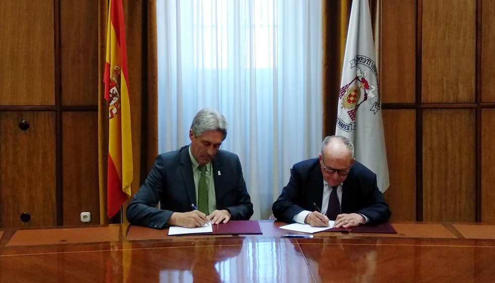 Firma del acuerdo entre el rector de la UAH, Jos Vicente Saz (izquierda), y ngel Gallego