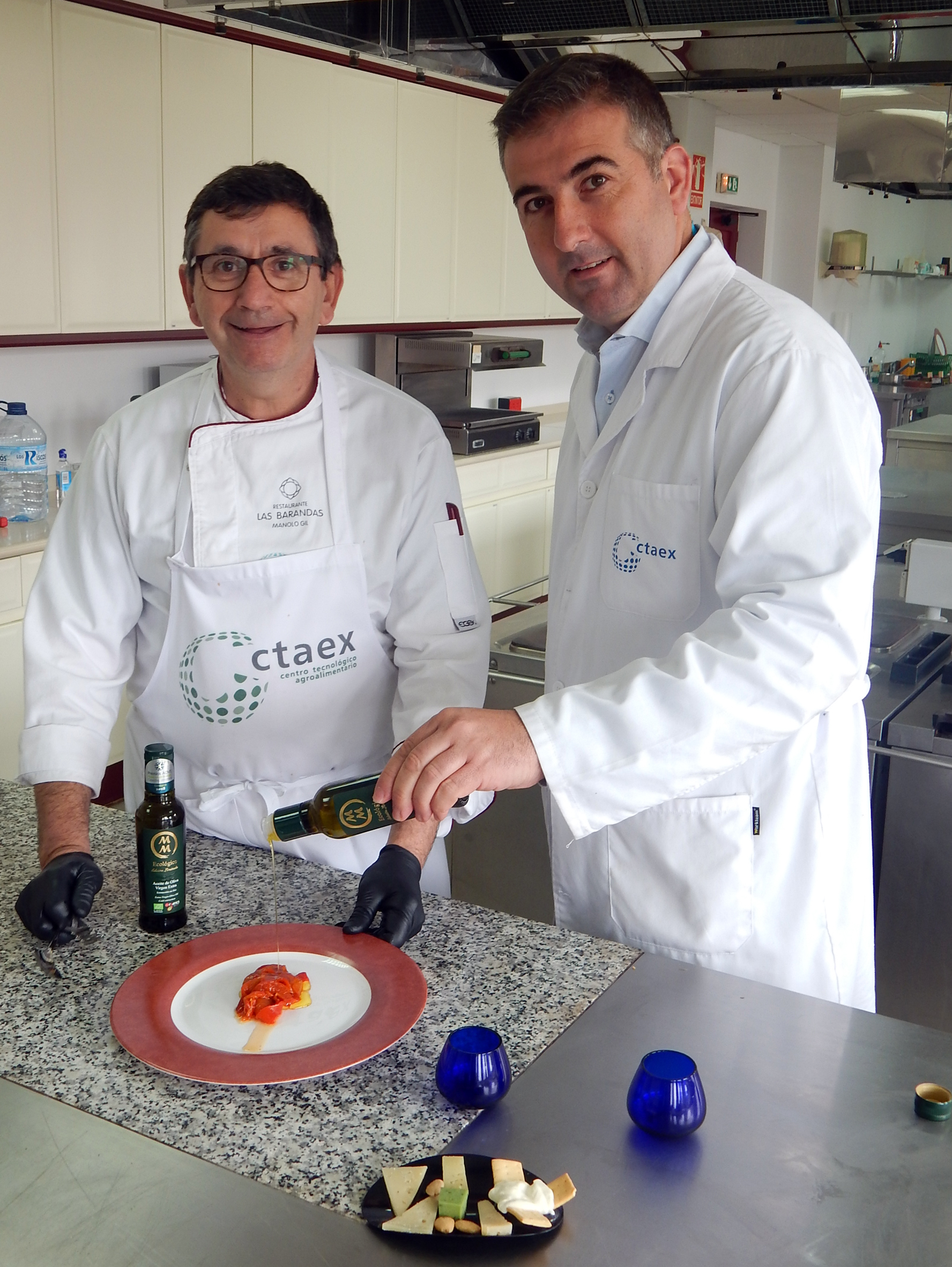 Alfonso Montao junto al chef Manolo Gil, especializado en incorporar a AOVE a una gran cantidad de platos de la gastronoma extremea...