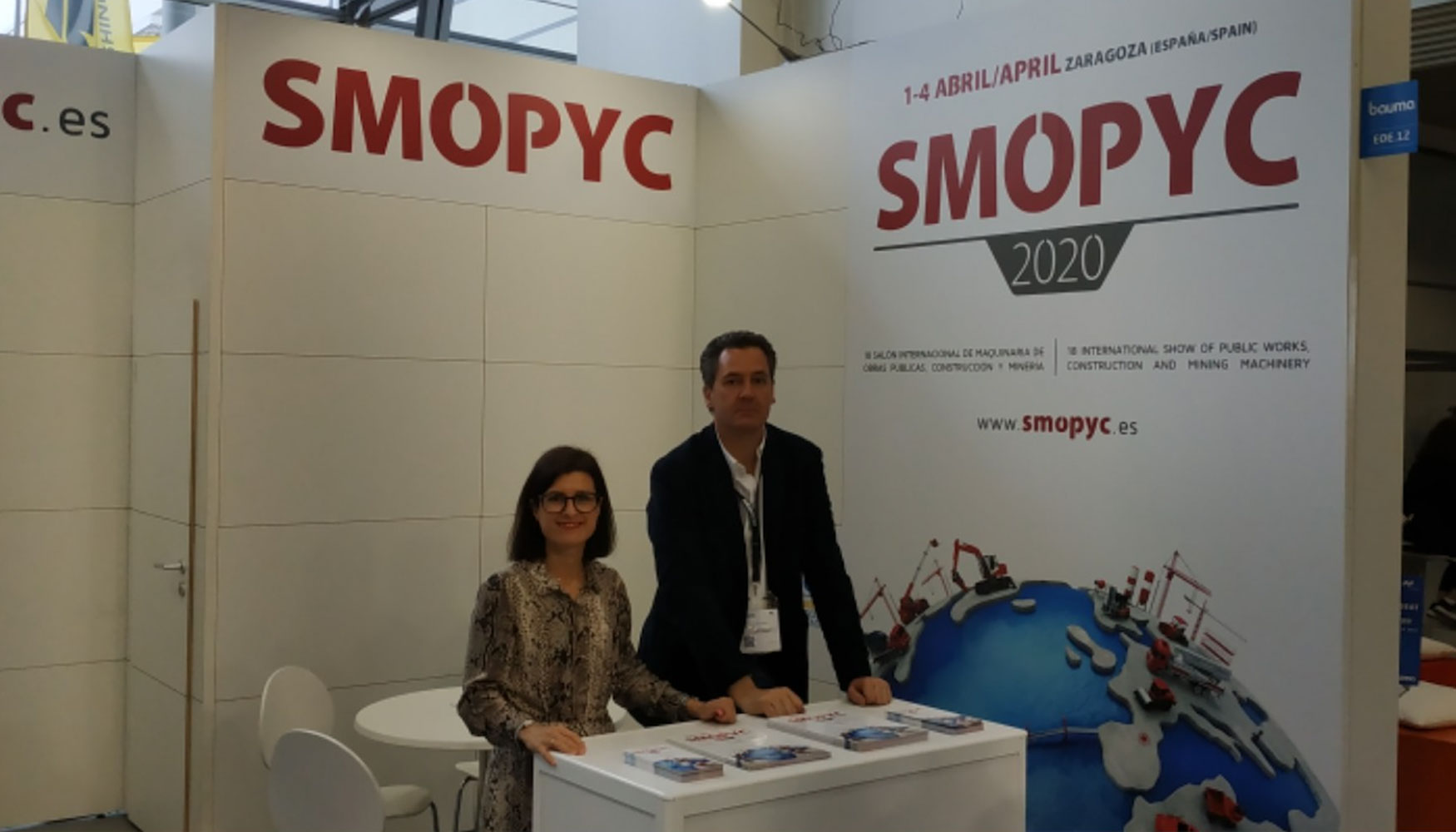 Arancha Morquecho, del departamento comercial de Smopyc, y Luis Fueyo, director de la feria, en el stand de Smopyc 2020 en Bauma...