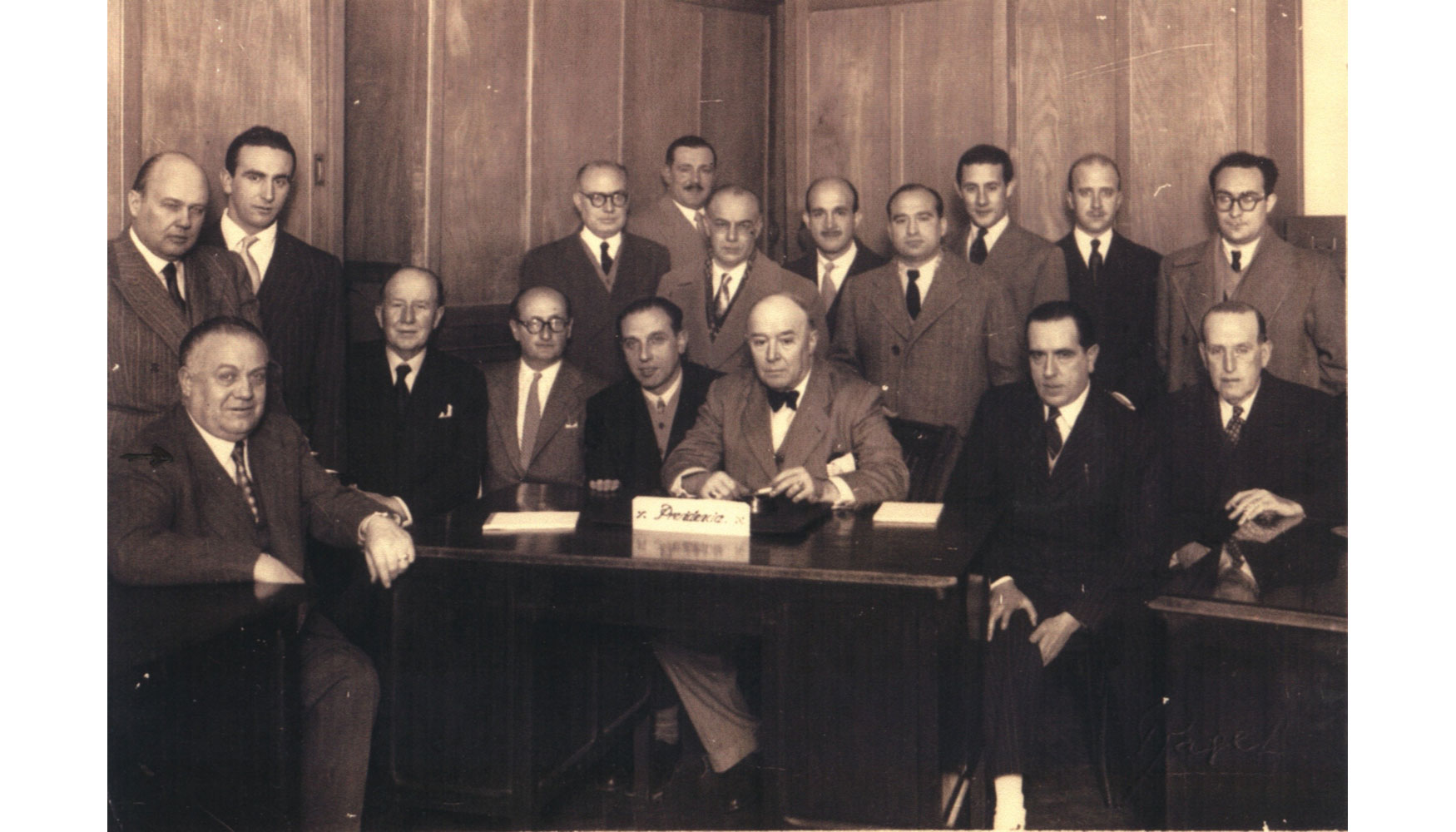 Constitucin de la Asociacin en 1949. Miguel Montabes, impulsor, fundador y socio de la entidad, aparece el segundo por la izquierda...