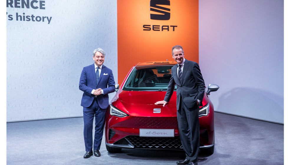 Luca de Meo, CEO de Seat (izq.) y Herbert Dies, CEO de Grupo Volkswagen, ante uno de los dos primeros modelos 100% elctricos de la marca: el-Born...