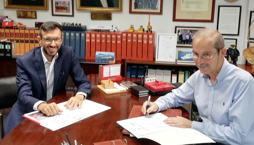 Rafael Espejo Castellano (izquierda), gerente de Ventas de Canon Tenerife, y Luis Felipe Falcon Delgado, gerente de APCBTF, firman el acuerdo...