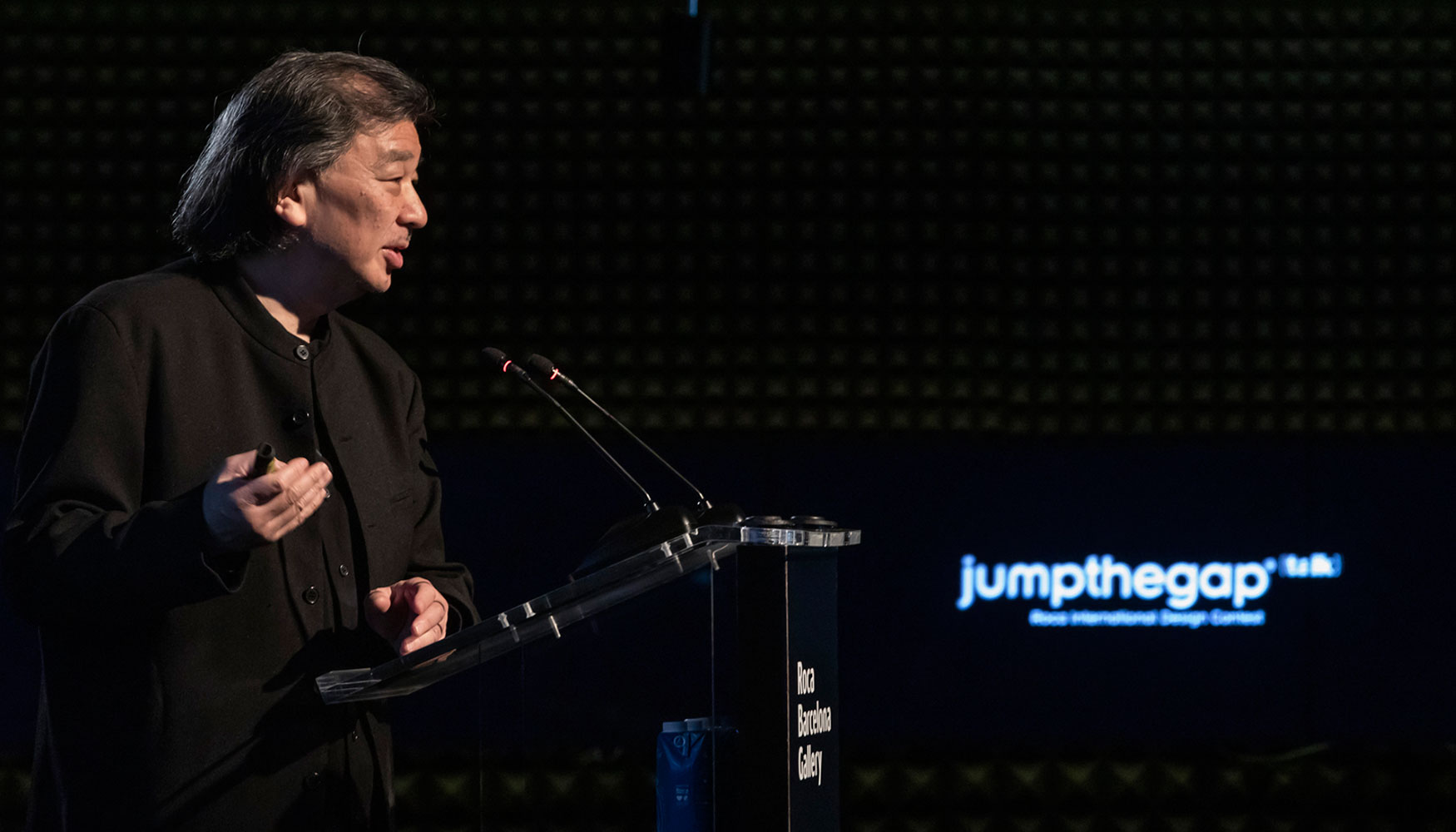 El arquitecto Shigeru Ban durante su intervencin en el jumpthegap celebrado en el Roca Barcelona Gallery