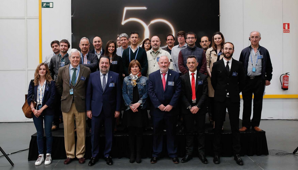 Foto de familia de los asistentes a la visita a las instalaciones de ATP Iluminacin con motivo de la celebracin de su 50 aniversario...