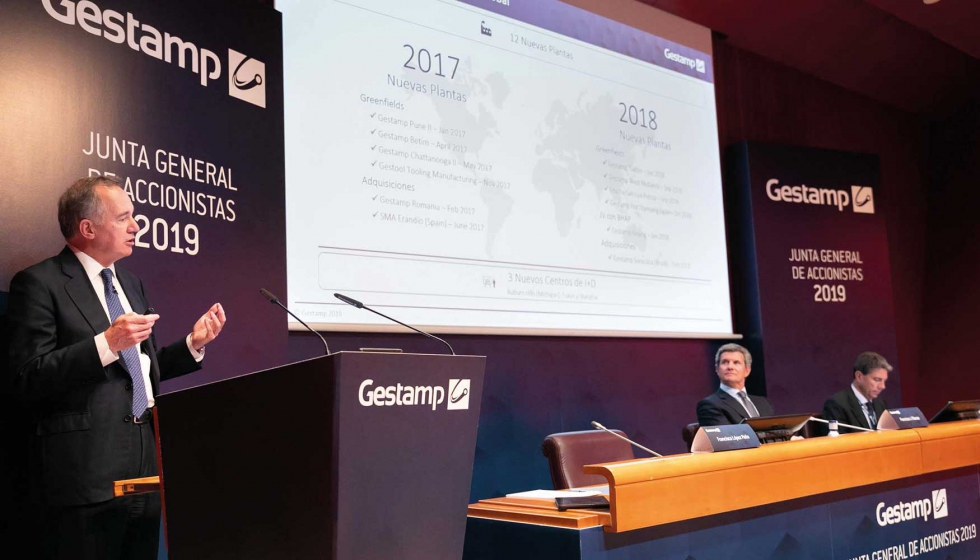 Francisco L�pez Pe�a, CEO de Gestamp (de pie) y Francisco J. Riberas, presidente ejecutivo de Gestamp (sentado)