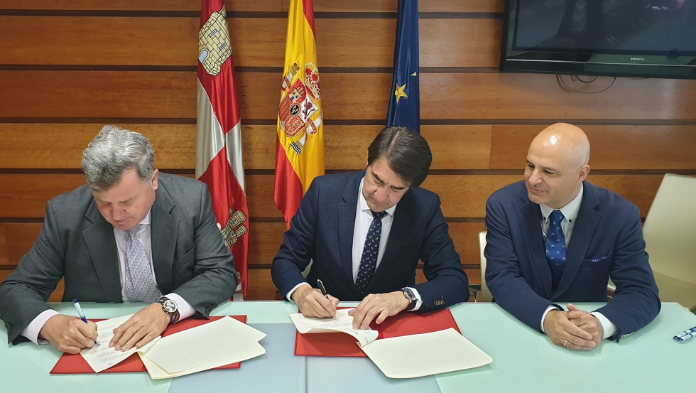 El consejero de Fomento y Medio Ambiente, Juan Carlos Surez-Quiones, y el presidente de la DO Ribera del Duero, Enrique Pascual...