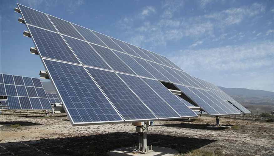 Detalle de un seguidor solar instalado en la planta fotovoltaica de Disa El Bailadero, en el municipio de Arico, Tenerife...