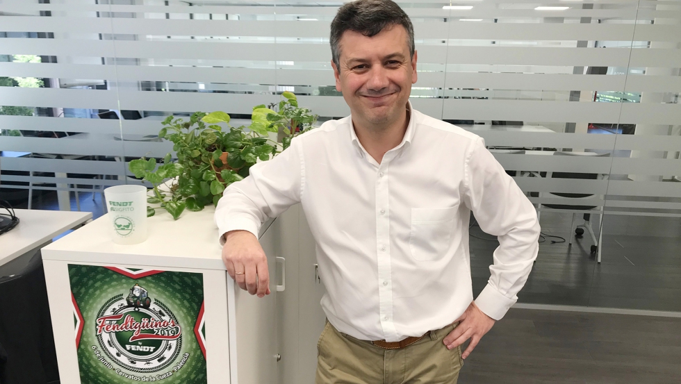 Jos Ramn Gonzlez, en las oficinas de AGCO Iberia junto al cartel de Fendtginos 2019