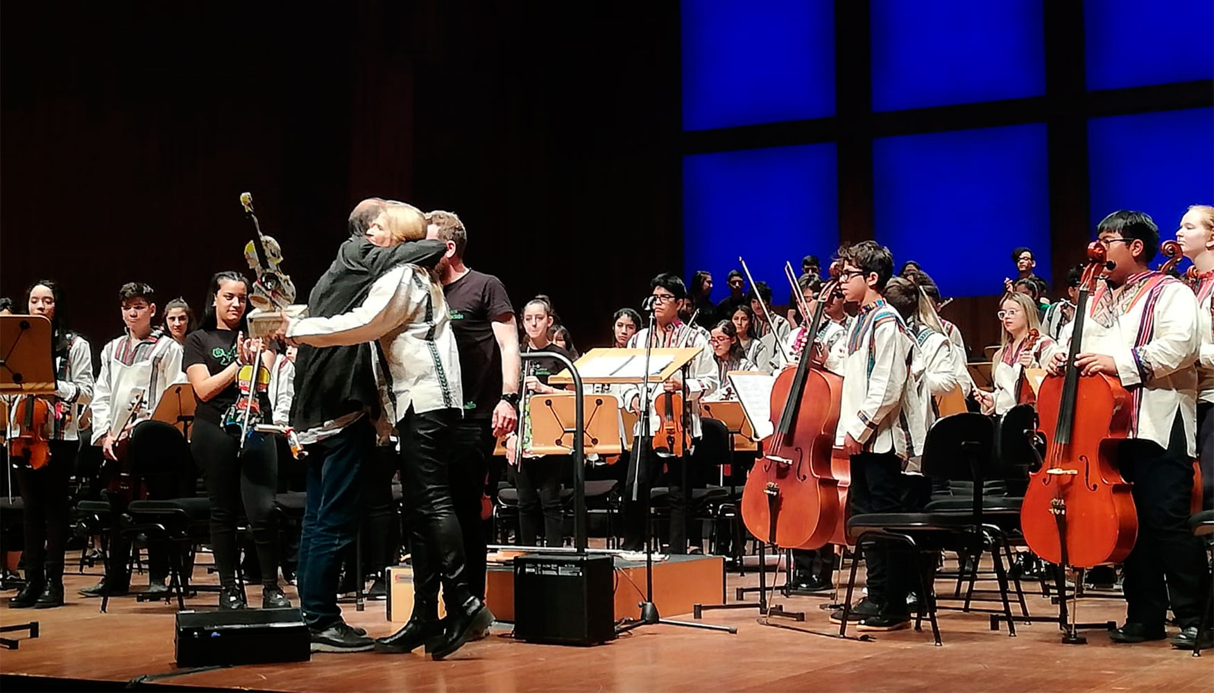 Un emotivo momento de la actuacin de Operacin Abrazo del Corazn Americano junto con la Orquesta de la Msica del reciclaje...