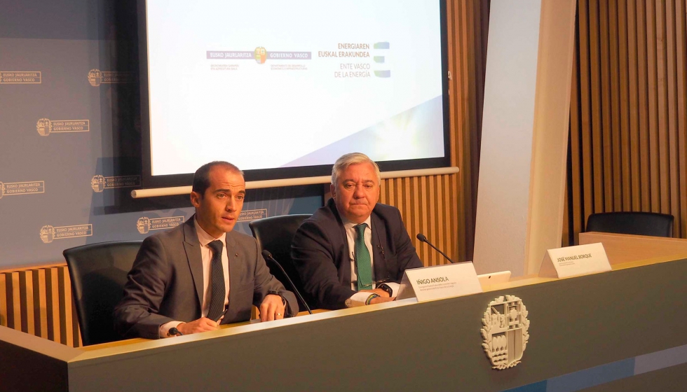 Iigo Ansola, director del Ente Vasco de la Energia y Jos Manuel Borque, responsable de los programas de ayuda del EVE...