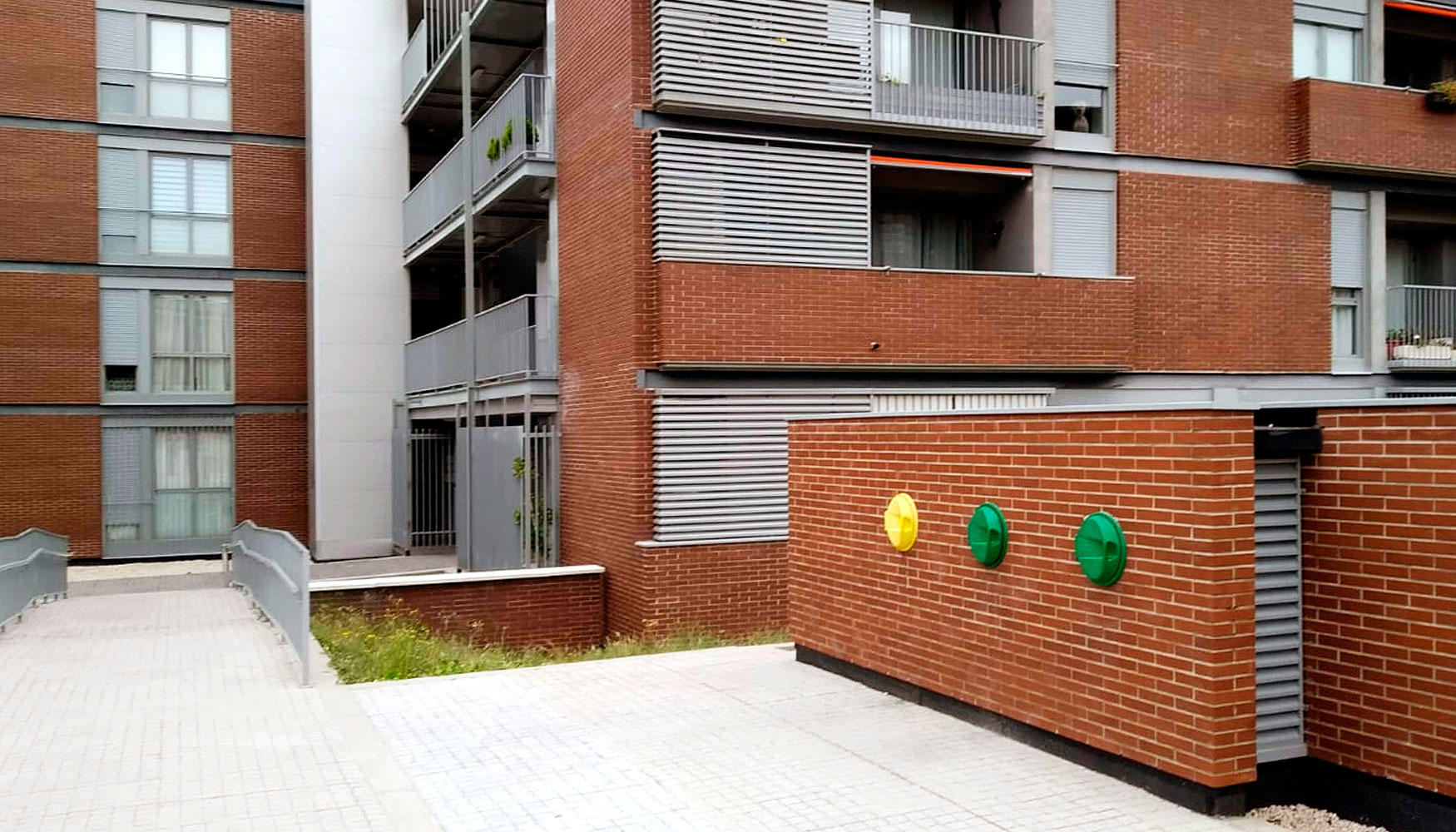 Compuertas de recogida en edificacin residencial de Majadahonda, Madrid