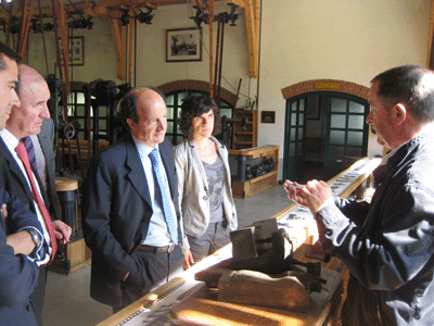 Antonio Snchez Bustamante visitando el IMH