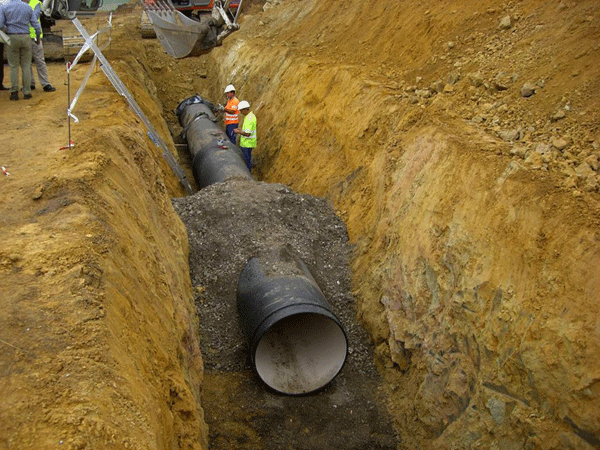 Zanja con la tubera de canalizacin de agua que unir Unquera y Castro Urdiales