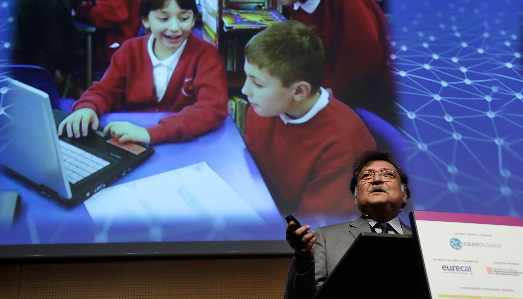 Sugata Mitra, profesor de tecnologa educativa en la Escuela de Educacin, Comunicacin y Ciencias del Lenguaje en la Universidad de Newcastle...