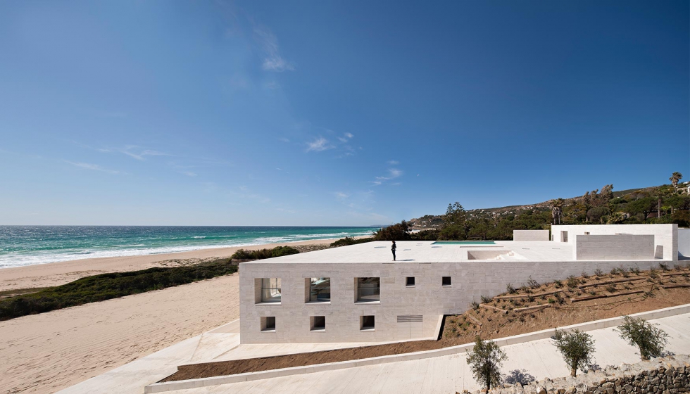 Obra de Alberto Campo Baeza, la casa se levanta como un podio coronado por un plano horizontal superior