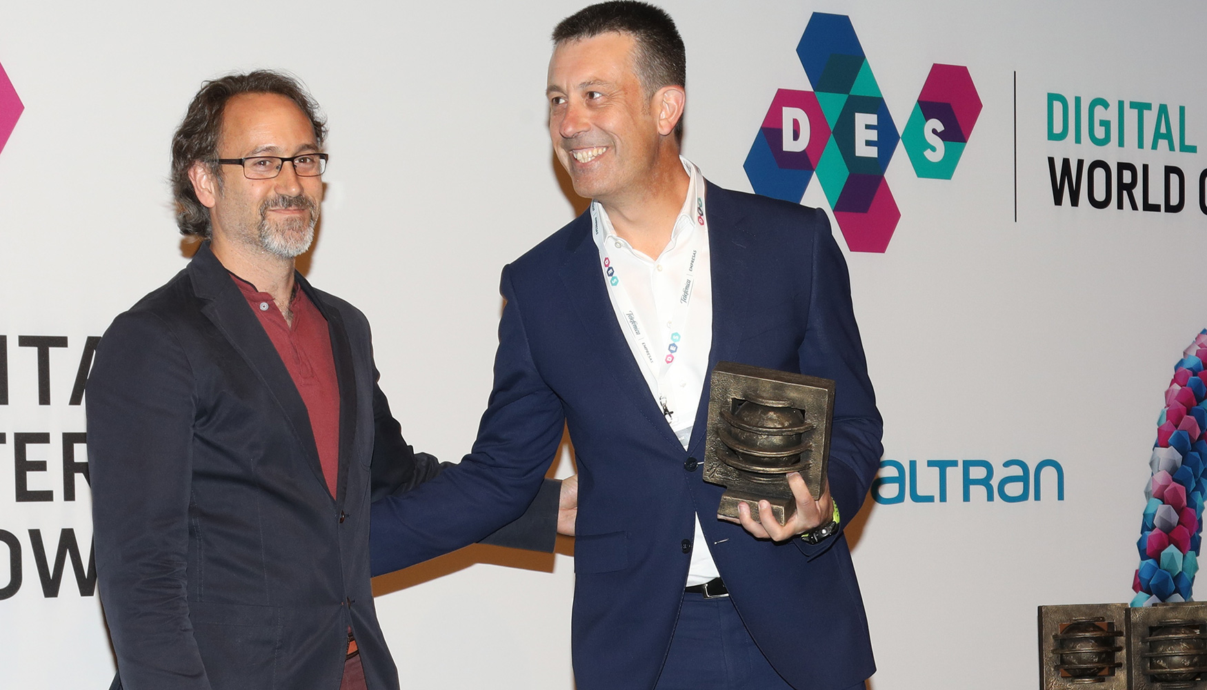 Israel Serrano, Country Manager de Infinidat Iberia recoge el premio de manos de Andrs Prado, director TIC de la Universidad de Castilla-La Mancha...