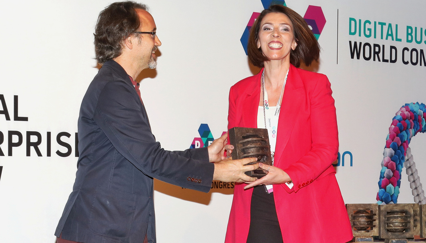 Ivete Ferreira, directora de Adopcin e Innovacin Cloud de Microsoft Iberia fue la encargada de recoger el galardn...