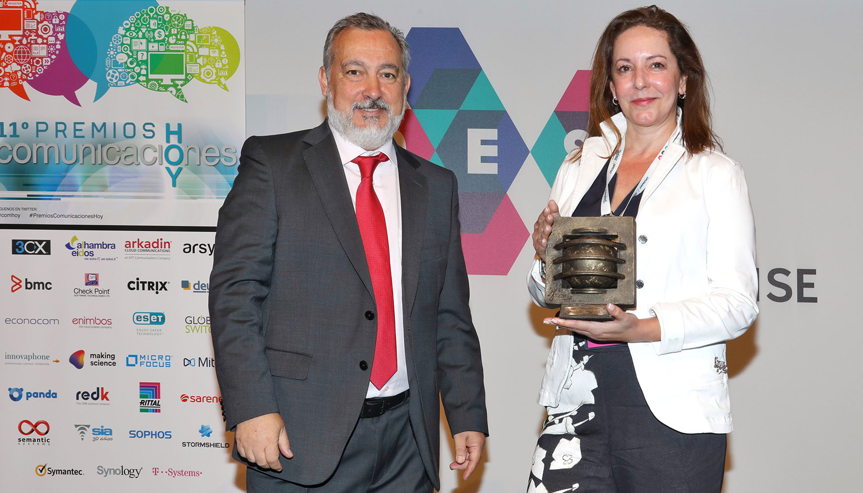 Mara Jos Talavera, directora general de VMware Espaa sostiene la estatuilla de ganador...