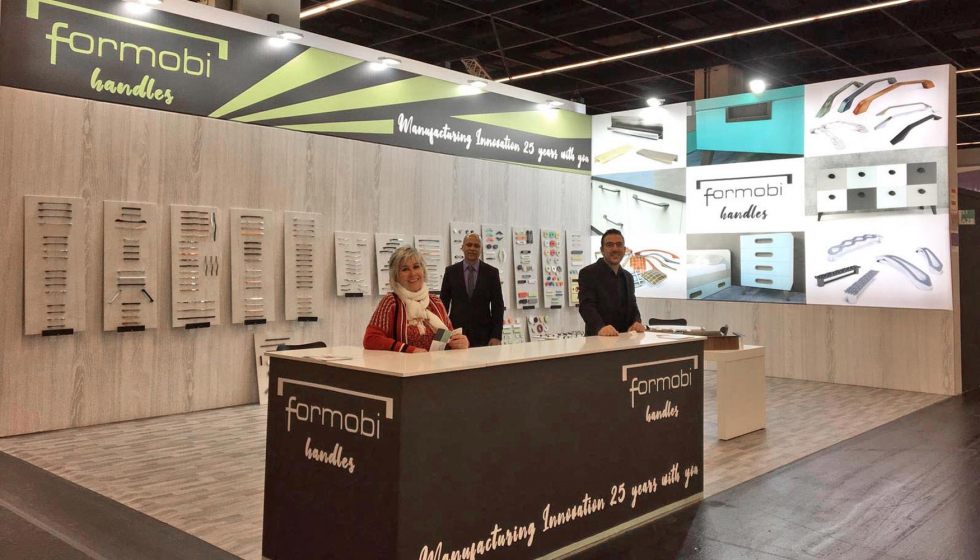 Los representantes de la empresa valenciana Formobi, tras la inauguracin del Saln Interzum 2019